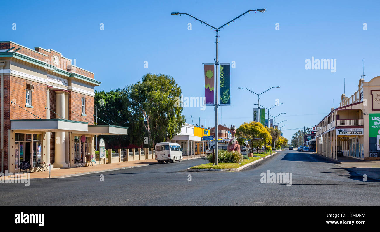 Australia, Sud Ovest del Queensland, Charleville, vista di Wills Street con il Municipio Foto Stock