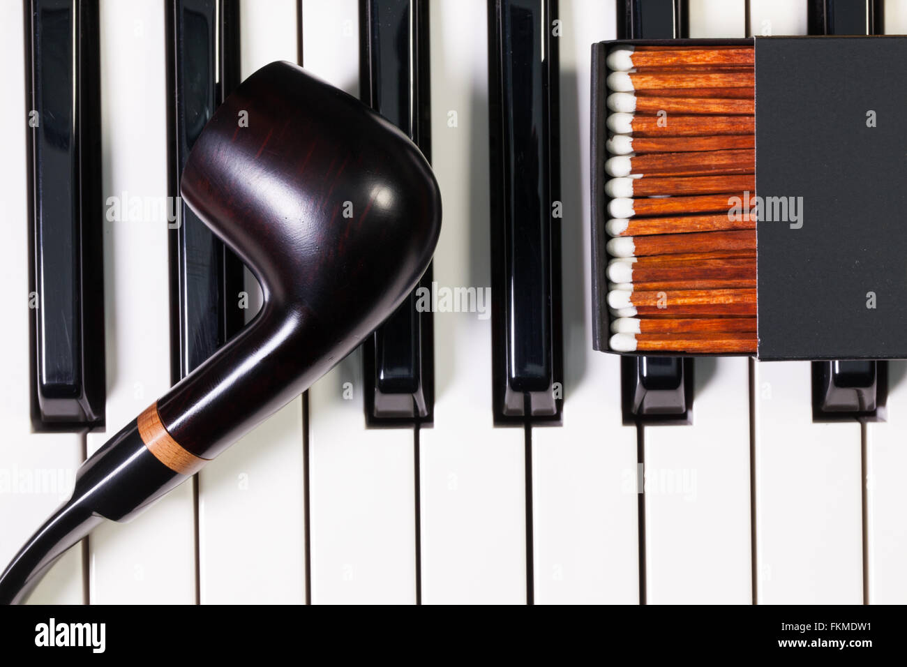 Dettaglio della tastiera di pianoforte e di lusso della tubazione del tabacco Foto Stock