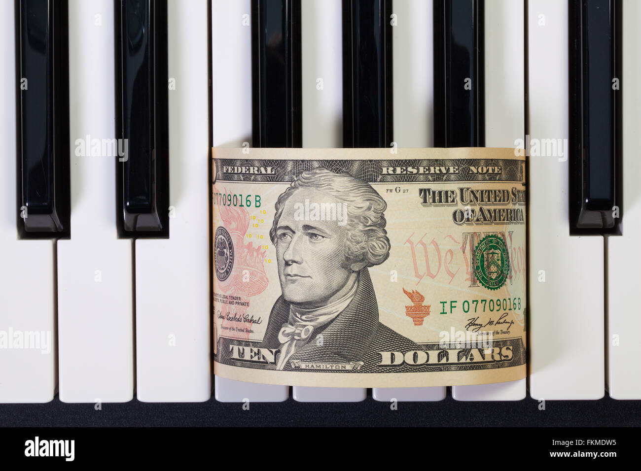 Dettaglio del pianoforte e tastiera US dollar banconota Foto Stock