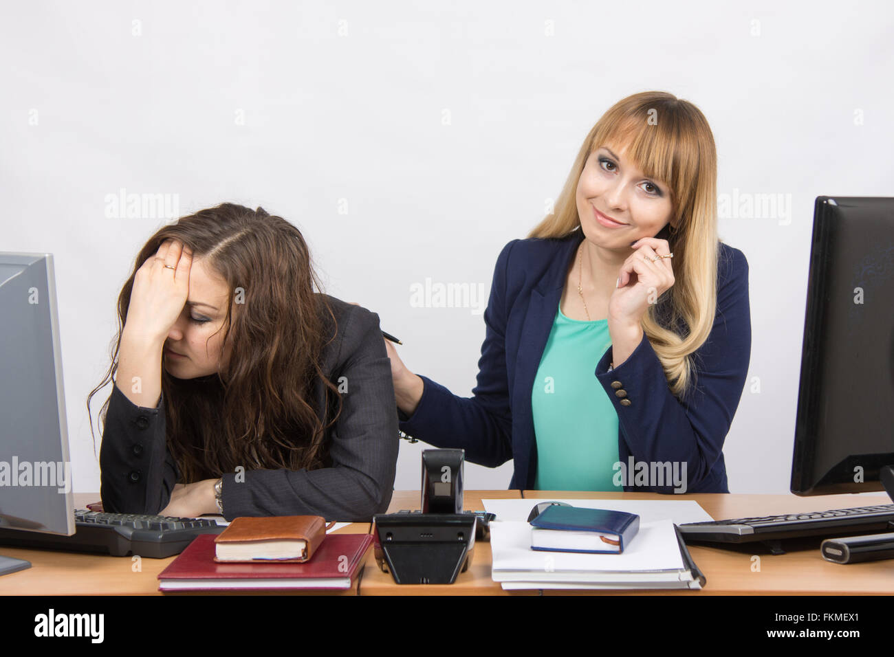 Un dipendente dell'ufficio lenisce il suo collega invecchiato Foto Stock