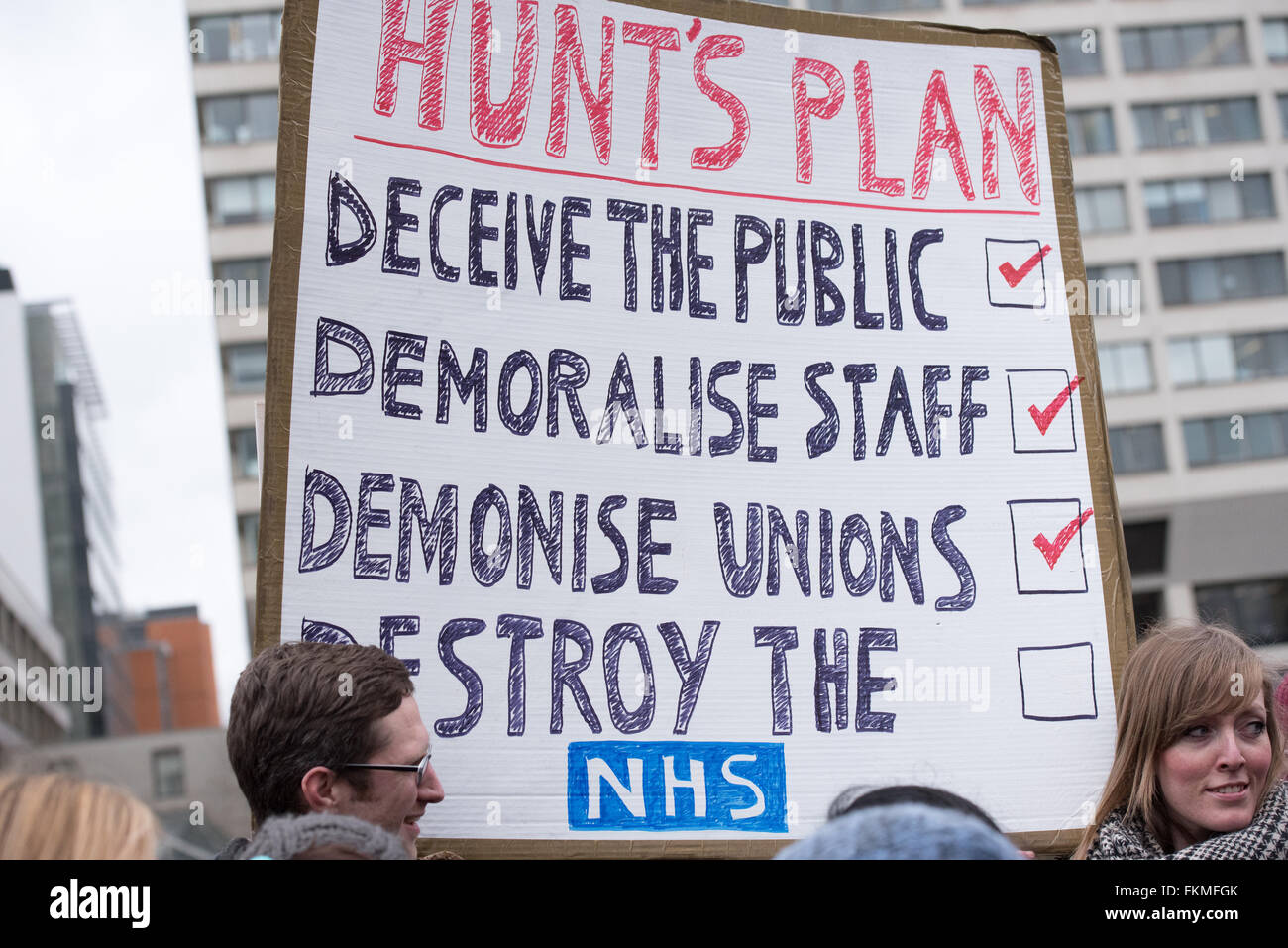 A Londra il 9 marzo 2016, NHS Junior medici picket, St Thomas Hospital, Westminster, in casa di credito banner: Ian Davidson/Alamy Live News Foto Stock