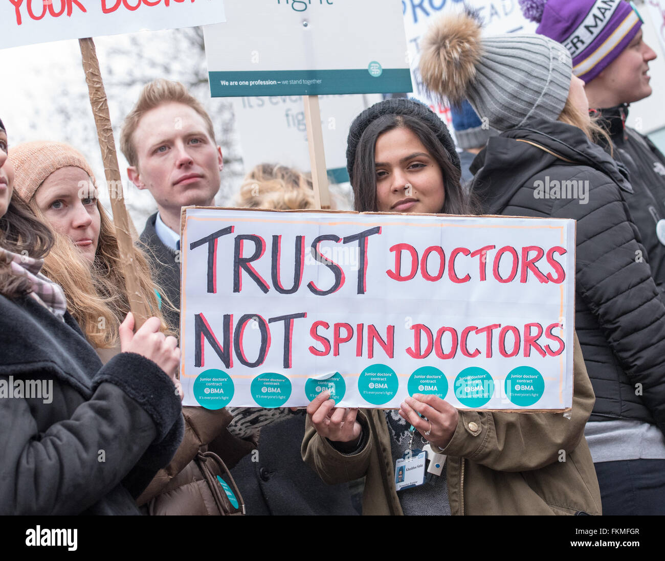 A Londra il 9 marzo 2016, NHS Junior medici picket, St Thomas Hospital, Westminster, in casa di credito banner: Ian Davidson/Alamy Live News Foto Stock