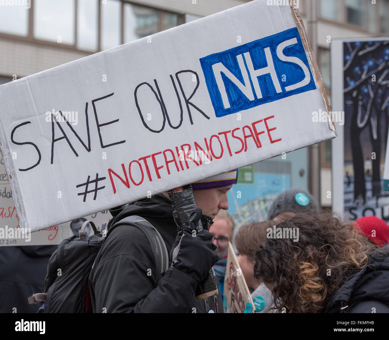 A Londra il 9 marzo 2016, NHS Junior medici picket, St Thomas Hospital, Westminster, fatti a mano di credito banner: Ian Davidson/Alamy Live News Foto Stock