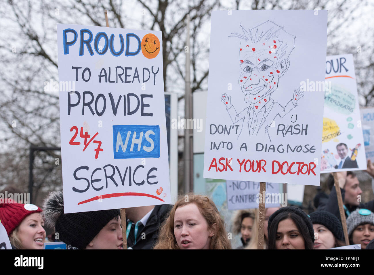 A Londra il 9 marzo 2016, NHS Junior medici picket, St Thomas Hospital, Westminster, fatti a mano di credito banner: Ian Davidson/Alamy Live News Foto Stock