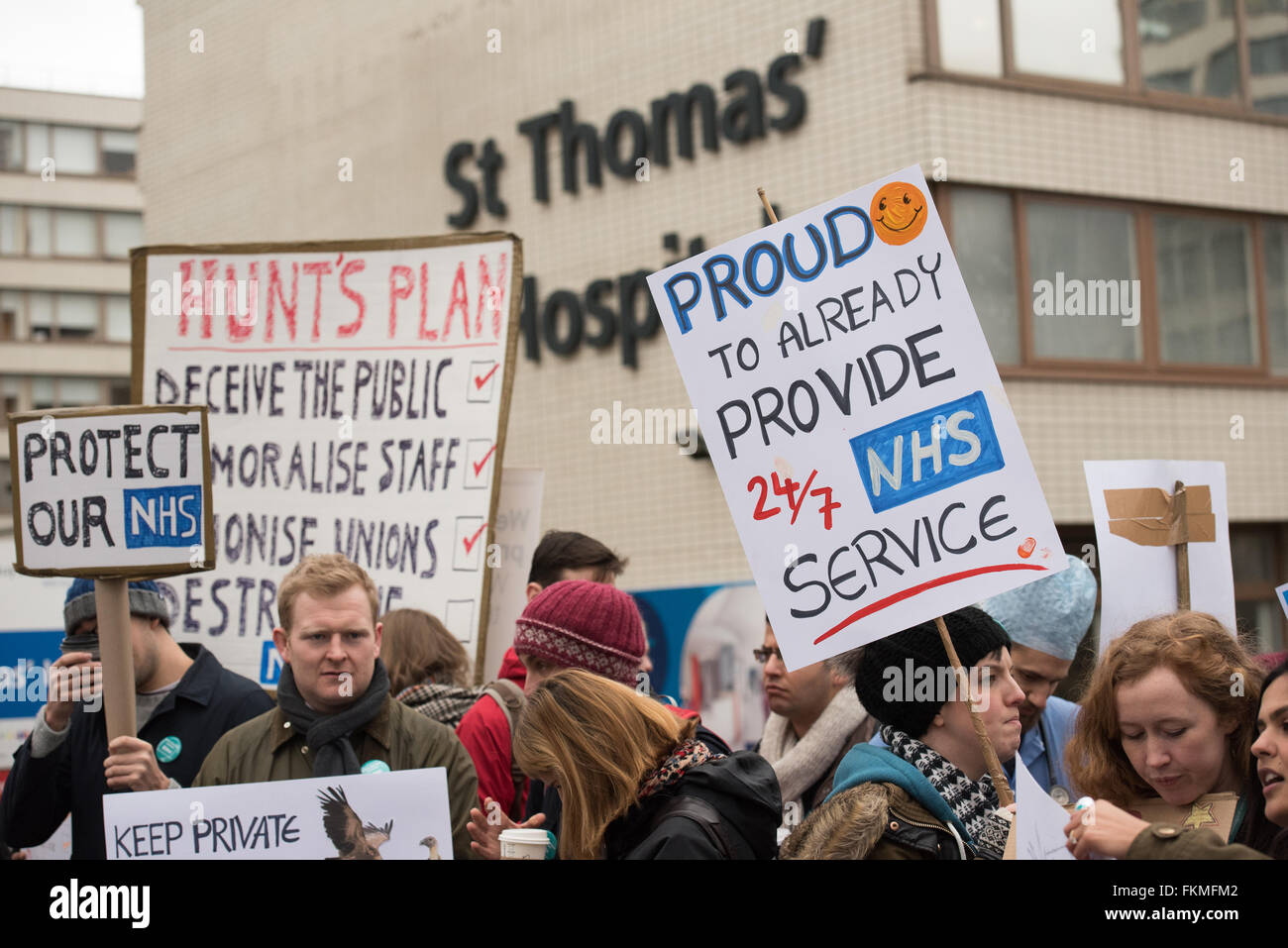 A Londra il 9 marzo 2016, NHS Junior medici picket, St Thomas Hospital, Westminster, fatti a mano di credito banner: Ian Davidson/Alamy Live News Foto Stock