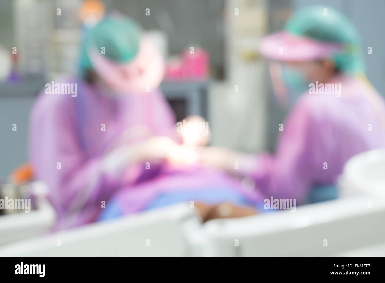 Dentista e gli assistenti in ospedale ( sfocato sfondo dentale ) in Thailandia Foto Stock