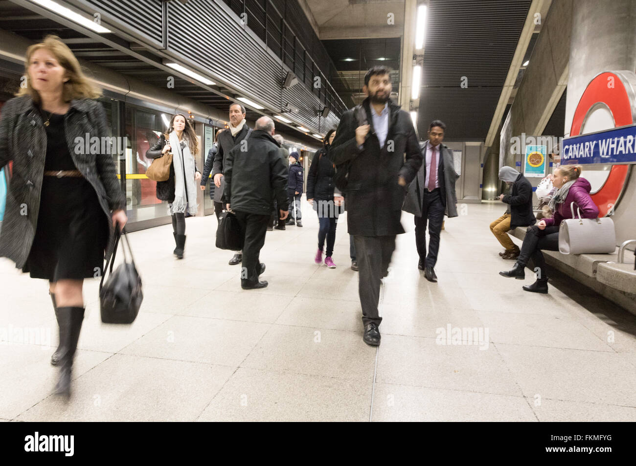 Gli impiegati di scendere a Canary Wharf station, Jubilee line della metropolitana di Londra, London REGNO UNITO Foto Stock
