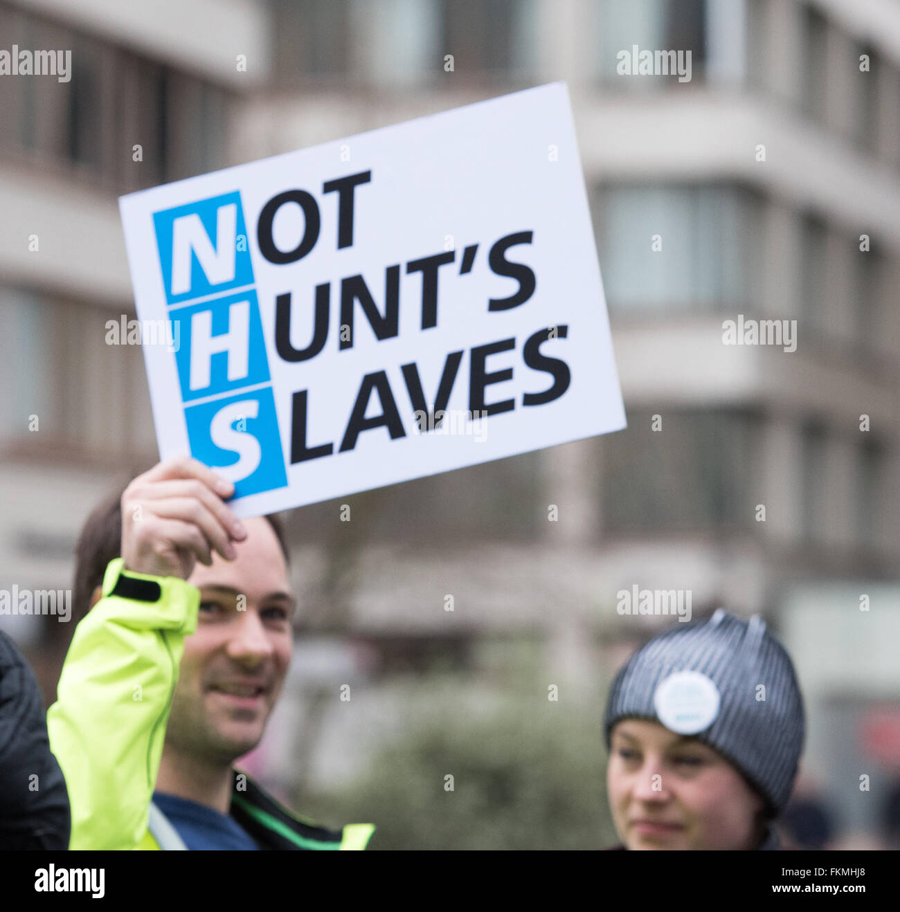 A Londra il 9 marzo 2016, NHS Junior medici picket, St Thomas Hospital, Westminster, banner satirico Credito: Ian Davidson/Alamy Live News Foto Stock