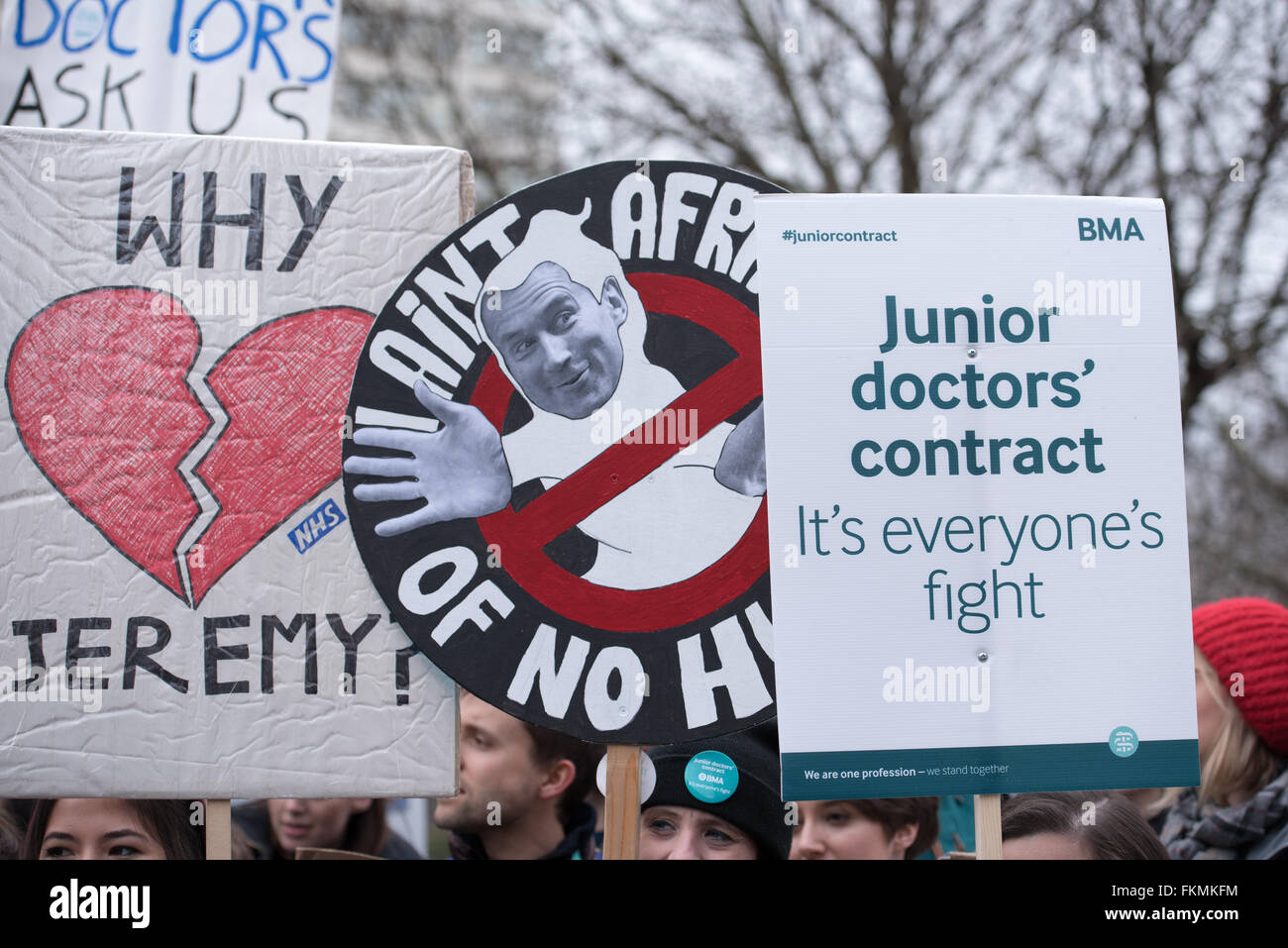 A Londra il 9 marzo 2016, NHS Junior medici picket, St Thomas Hospital, banner Credit: Ian Davidson/Alamy Live News Foto Stock