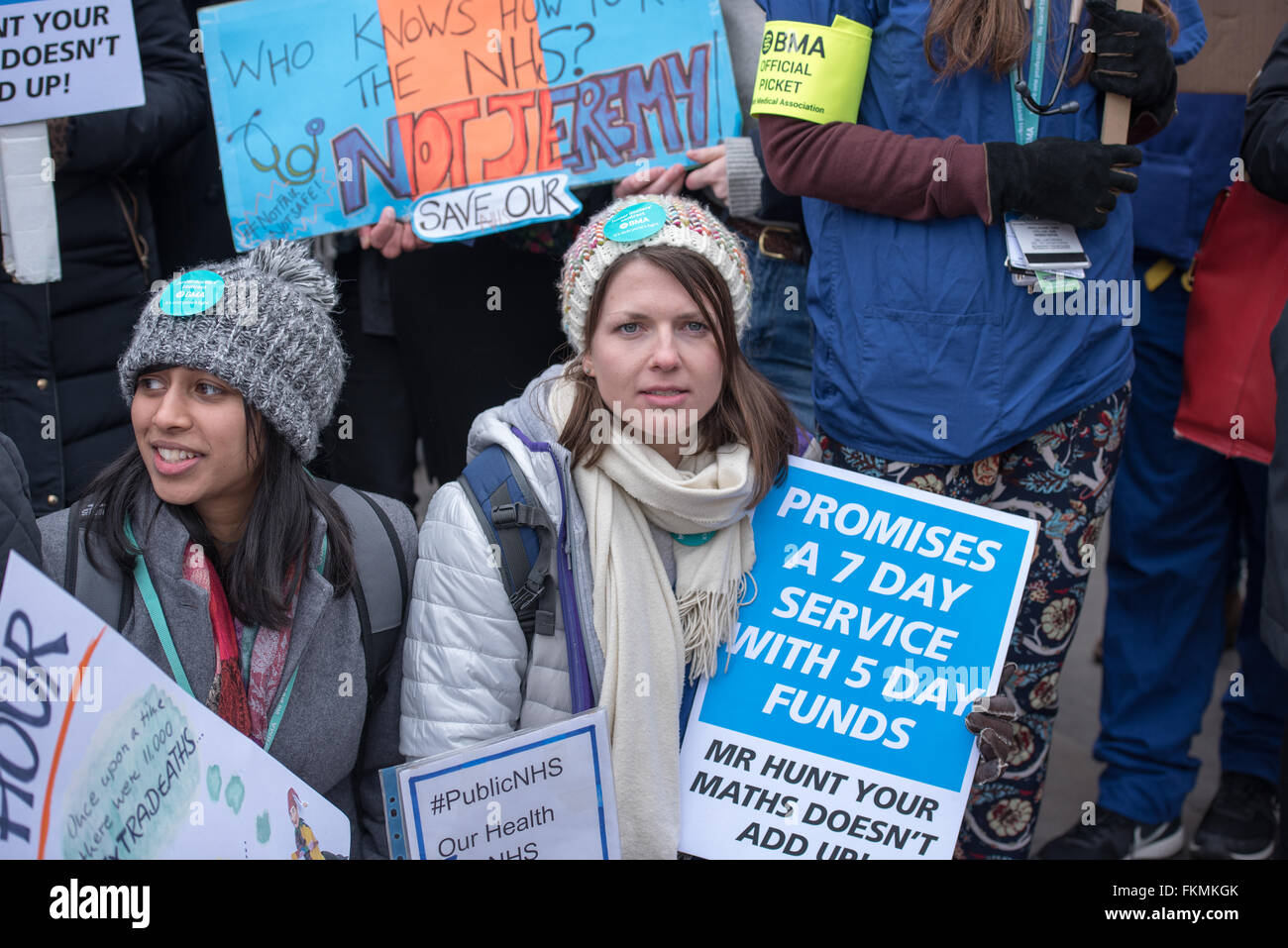 A Londra il 9 marzo 2016, NHS Junior medici picket, St Thomas Hospital, banner Credit: Ian Davidson/Alamy Live News Foto Stock