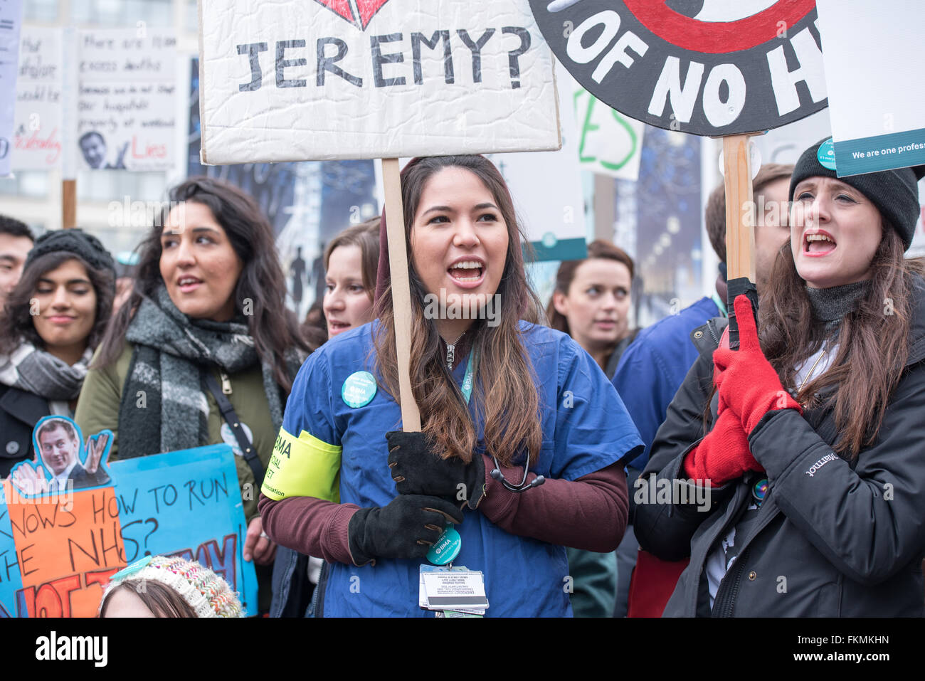 A Londra il 9 marzo 2016, NHS Junior medici picket, St Thomas Hospital, banner Credit: Ian Davidson/Alamy Live News Foto Stock