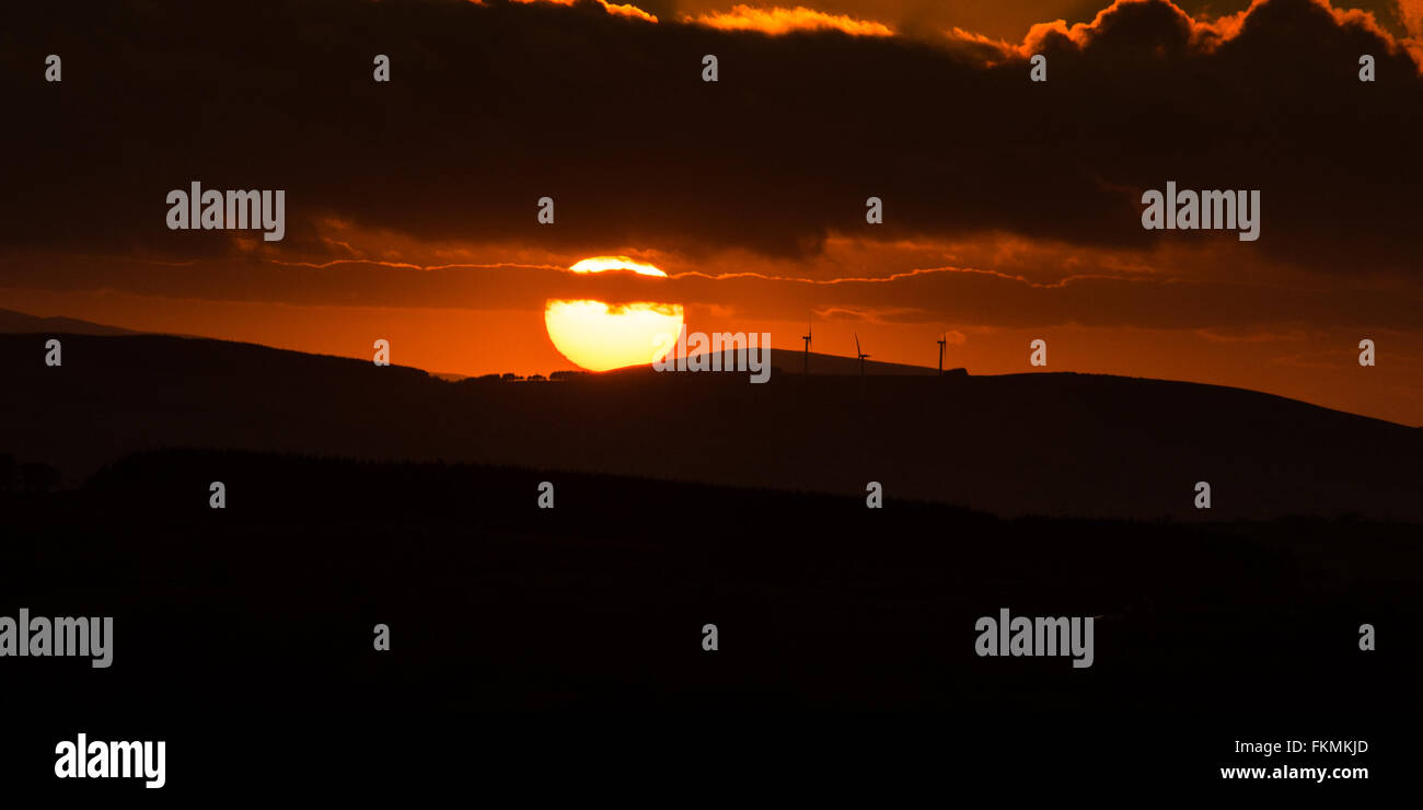Llanllwni, Wales UK, 9 Marzo 2016: il sole tramonta dietro le montagne Preseli dopo una giornata di perturbazioni atmosferiche in South West Wales. Credito: Steffan Llewelyn / Alamy live news Foto Stock