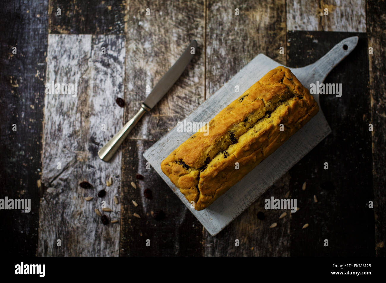 Quick, umido e burrosa senza glutine torta con la farina di mais, uvetta e semi di girasole Foto Stock