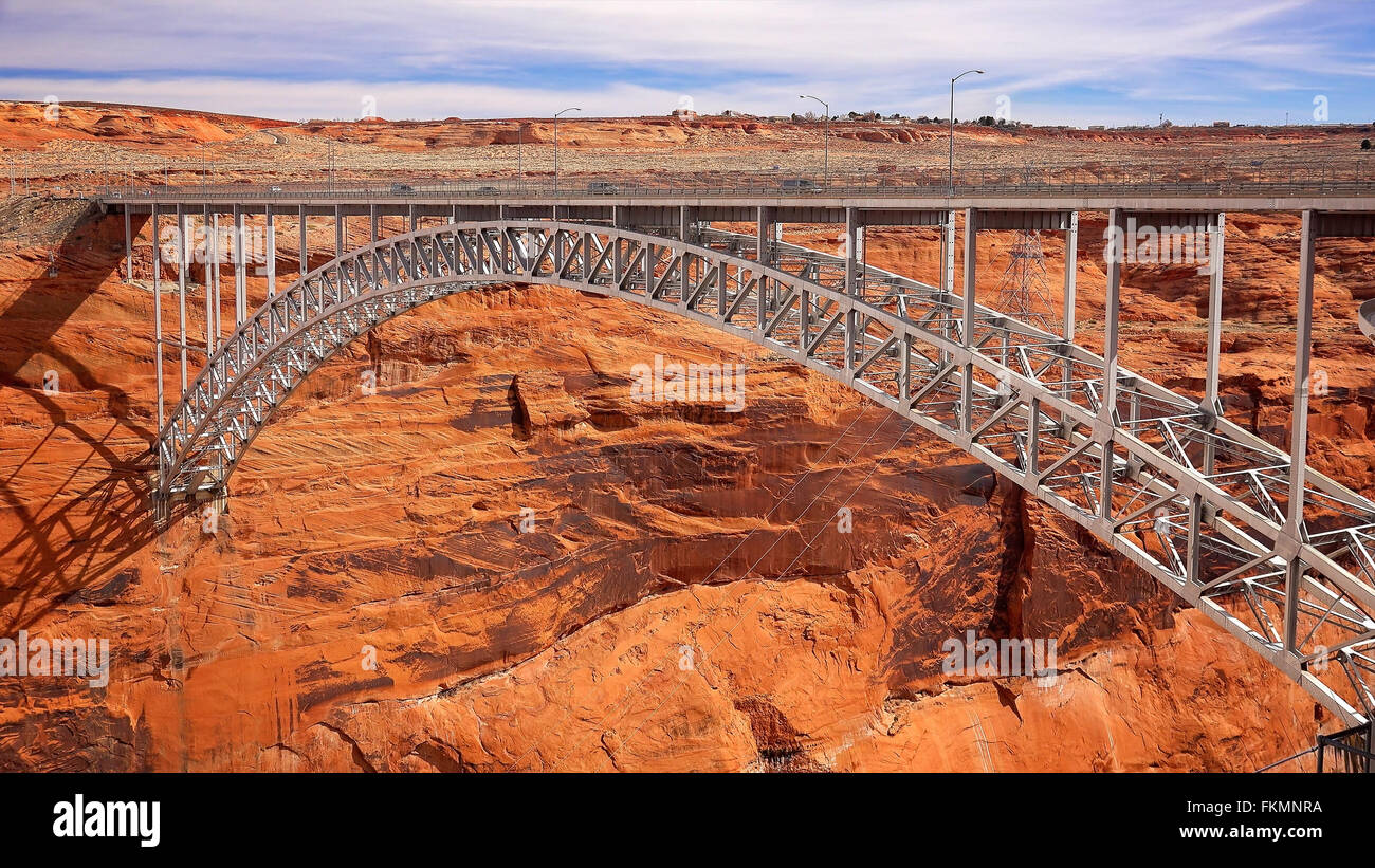 Ponte di arco spanning The Glen Canyon Dam in Pagina, Arizona Foto Stock