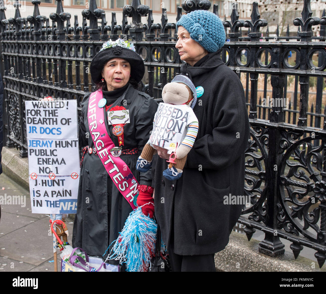 A Londra il 9 marzo 2016, NHS Junior medici picket, St Thomas Hospital, Westminster, due sostenitori Credit: Ian Davidson/Alamy Live News Foto Stock