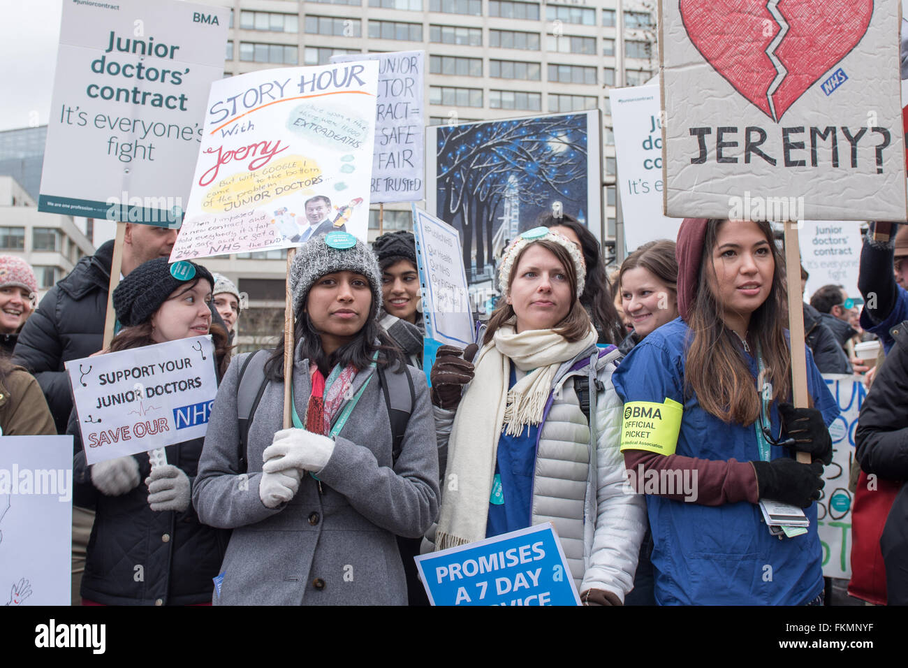 A Londra il 9 marzo 2016, NHS Junior medici picket, St Thomas Hospital, Junior medico picchetti Credito: Ian Davidson/Alamy Live News Foto Stock