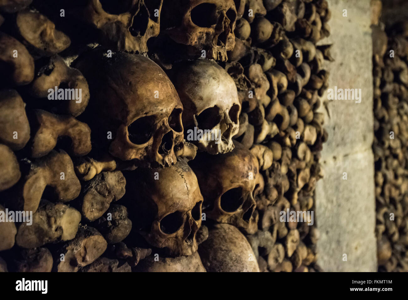 Teschi e le ossa nelle catacombe di Parigi Foto Stock