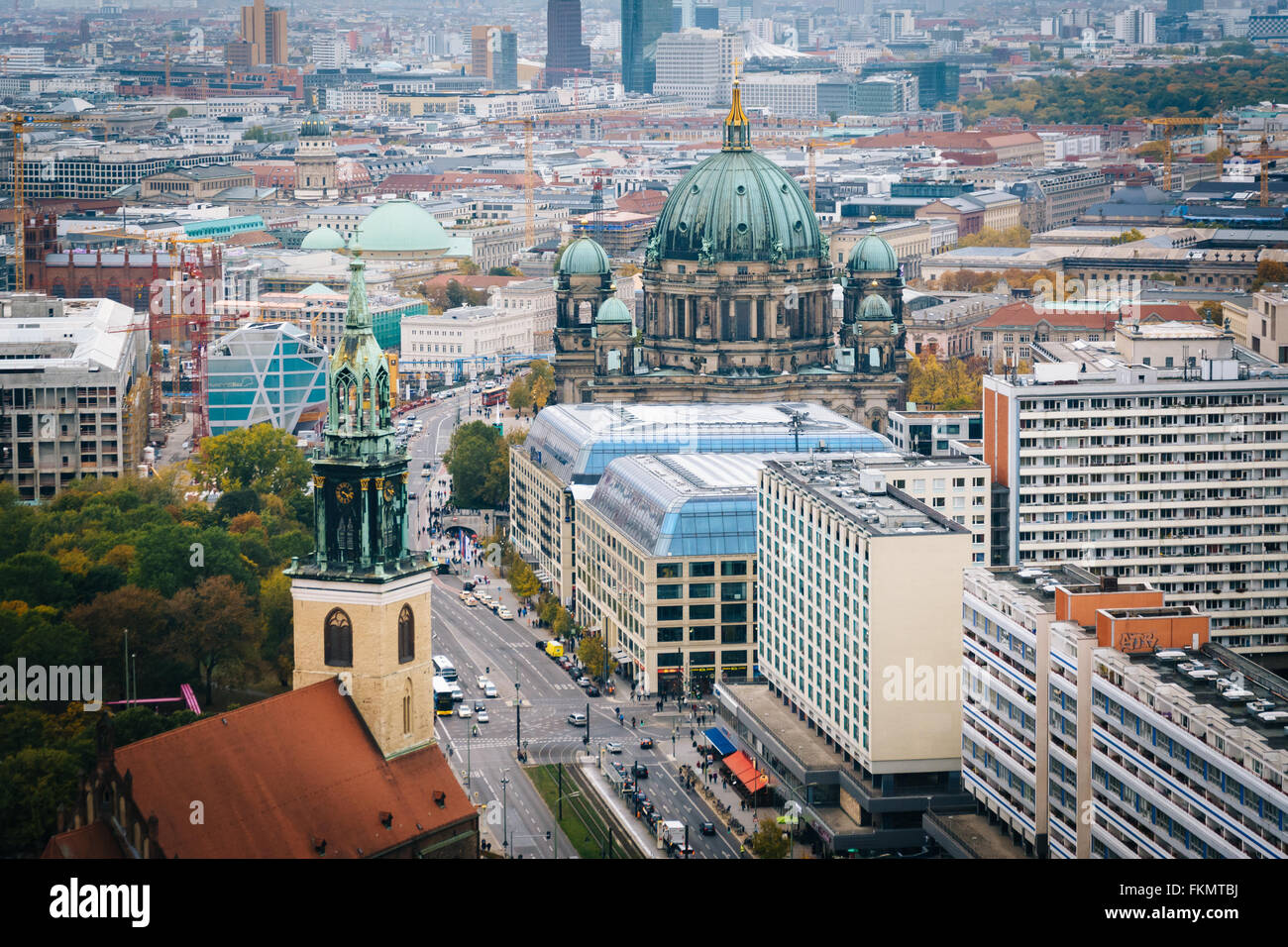 Vista della cattedrale di Berlino e gli edifici nel quartiere Mitte di Berlino, Germania. Foto Stock