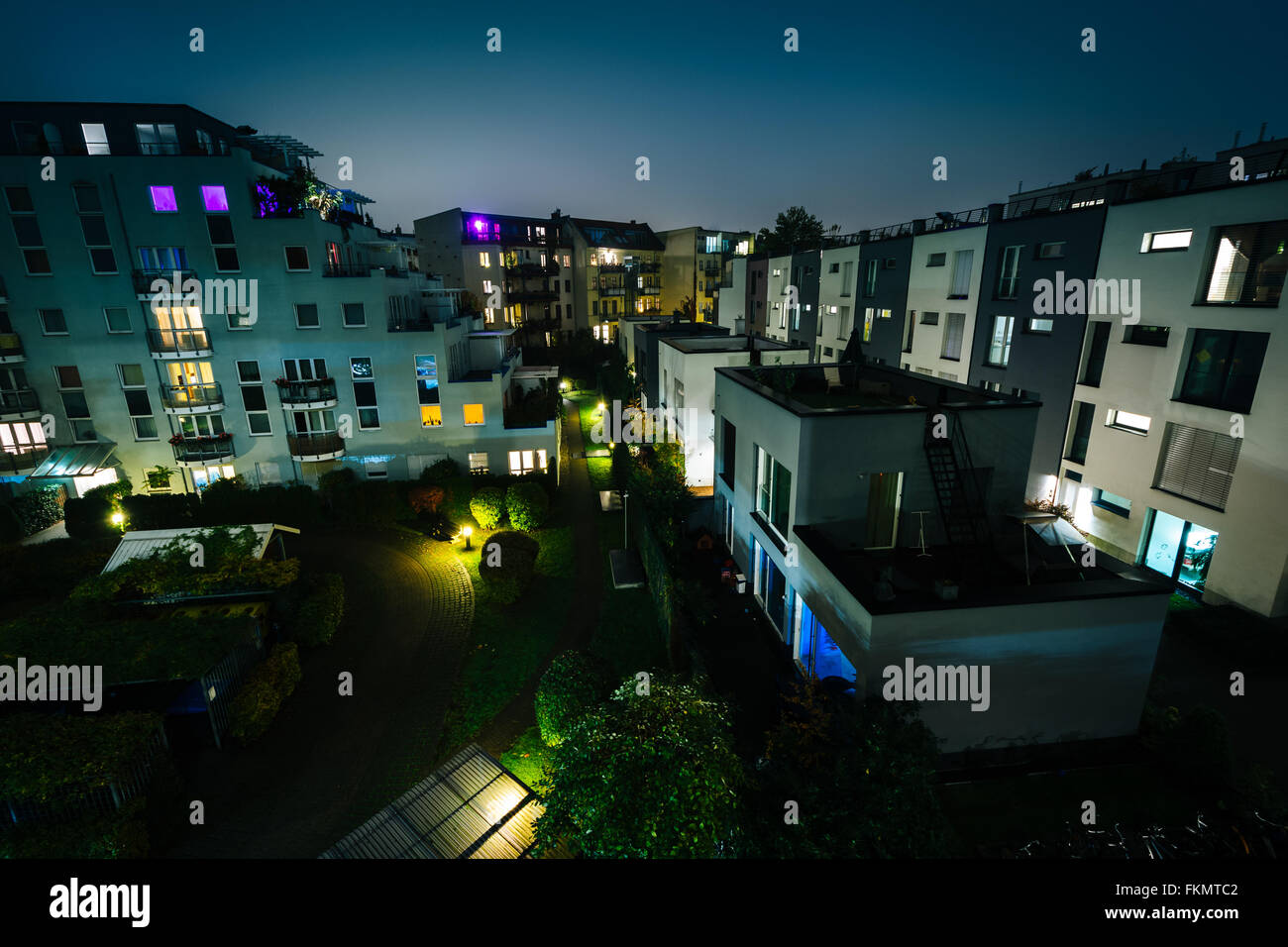 Vista di edifici di appartamenti e un cortile a Berlino, Germania. Foto Stock