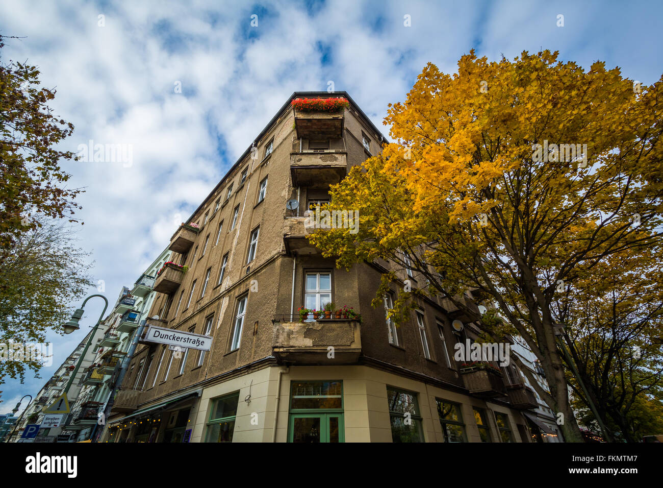 Colore di autunno e di costruire su Dunckerstraße, Berlino, Germania. Foto Stock