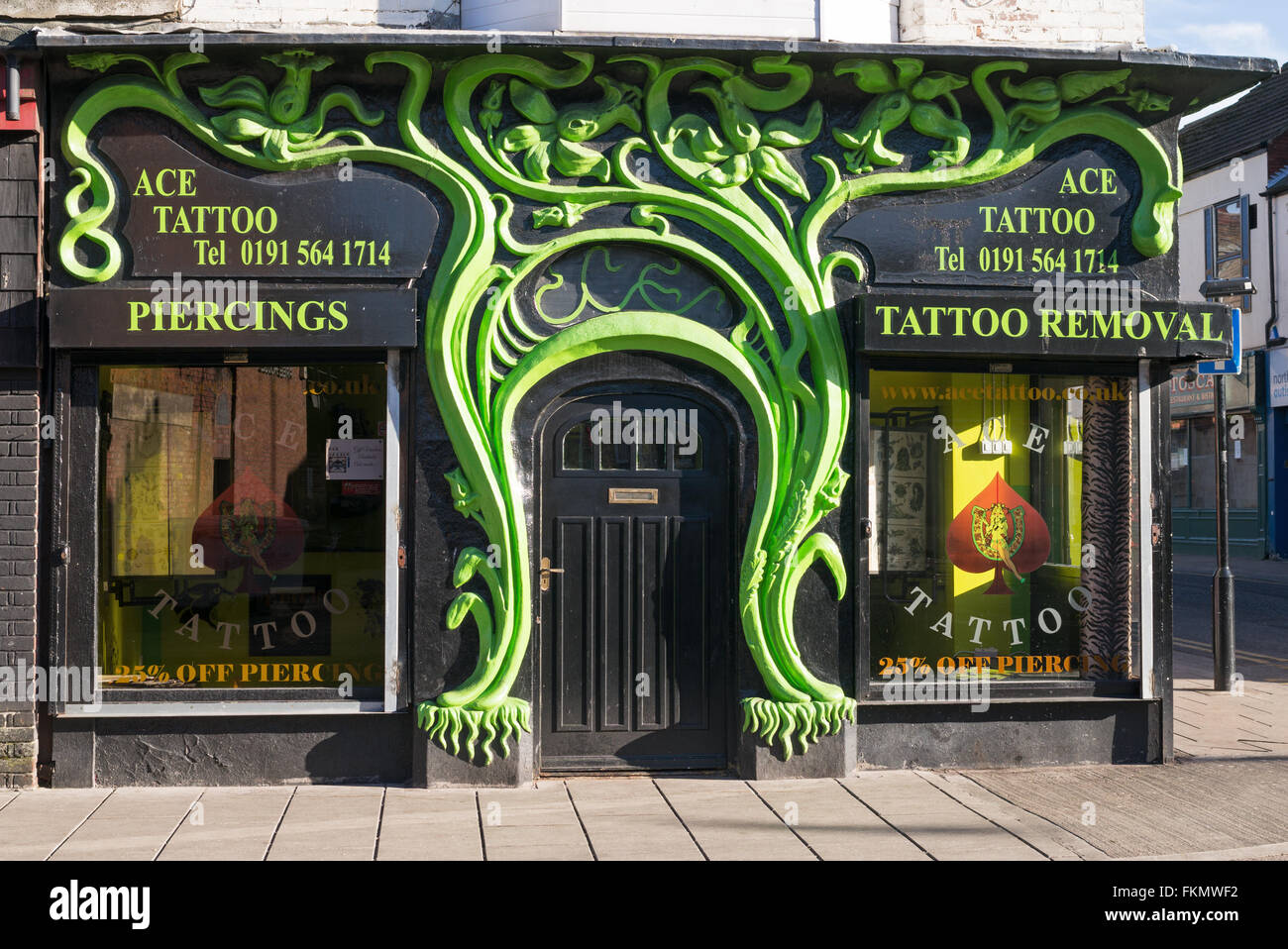 Ace Tattoo Art Nouveau salotto tattoo Sunderland, North East England, Regno Unito Foto Stock