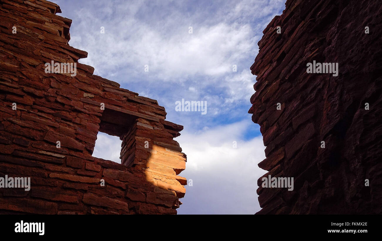 American Indian rovine di Wupatki National Monument stand in silhouette contro il cielo Foto Stock