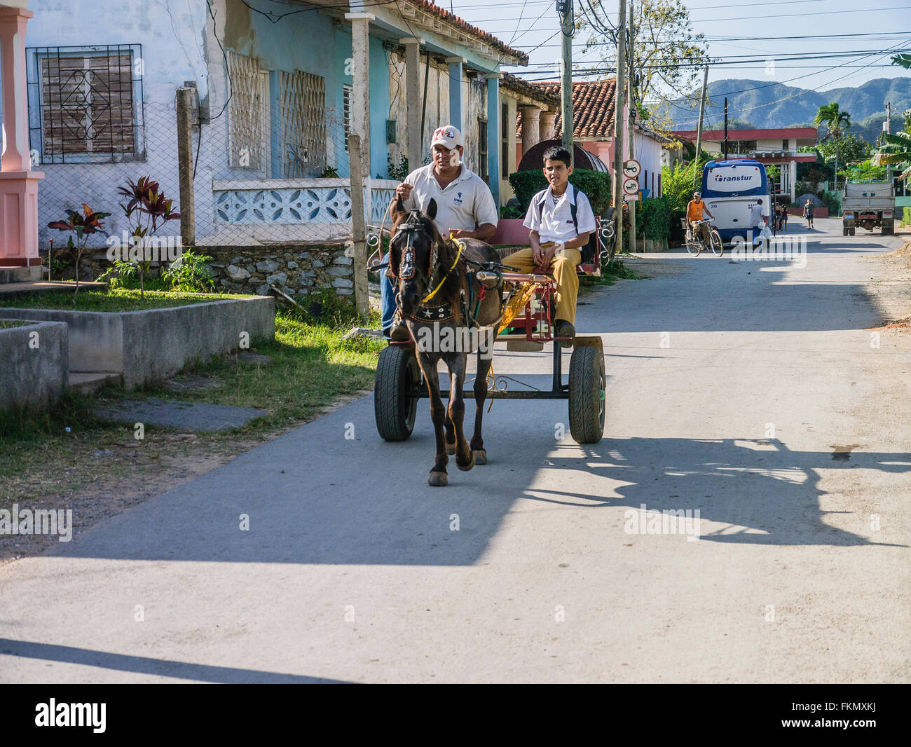 A cavallo il carrello cubano con il padre e il figlio a cavallo, lungo una strada di Viñales, Cuba. Foto Stock