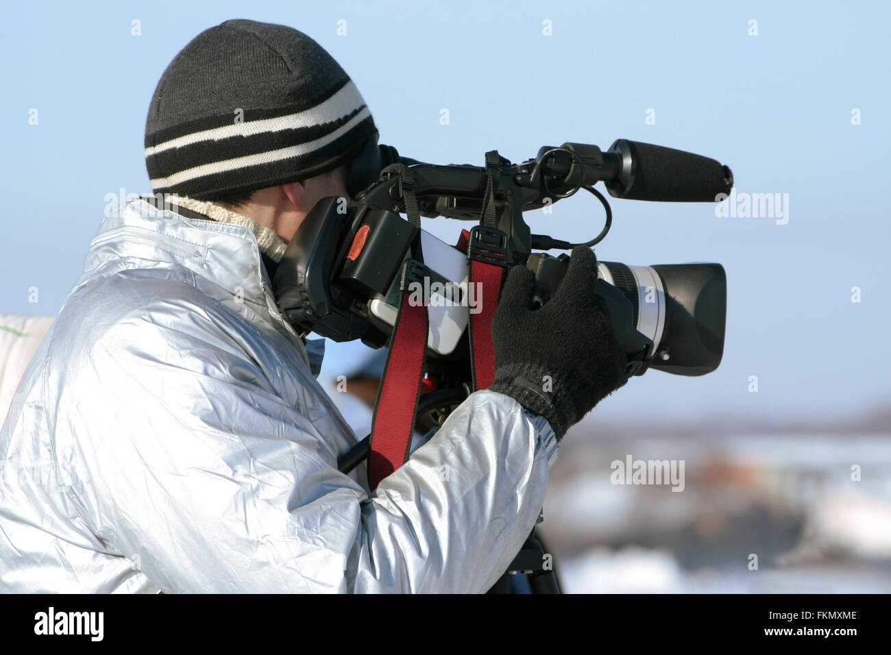 Il giornalista con una videocamera in inverno mattina Foto Stock