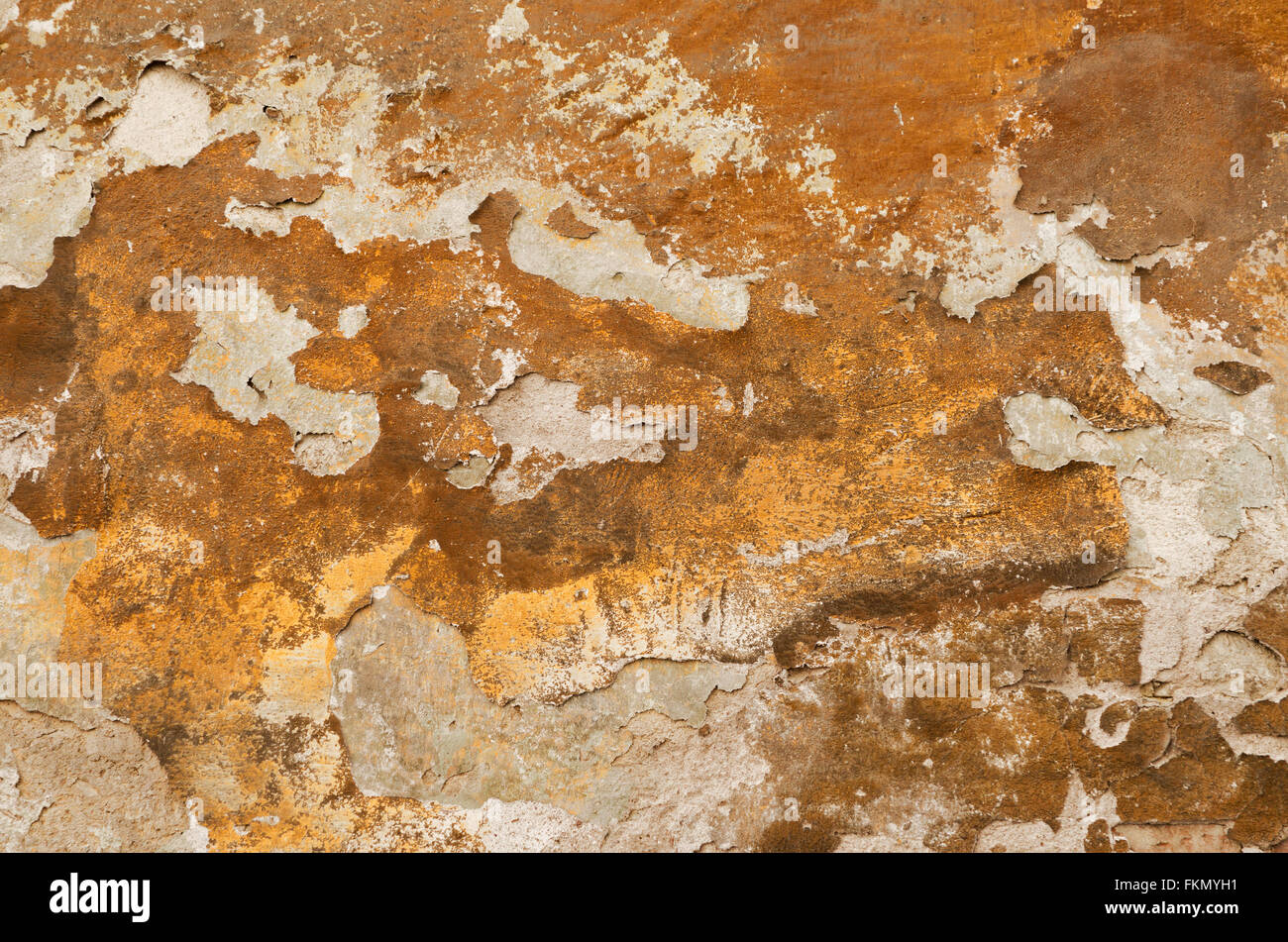 Dettaglio di un vecchio muro ocra con intonaco fatiscente Foto Stock