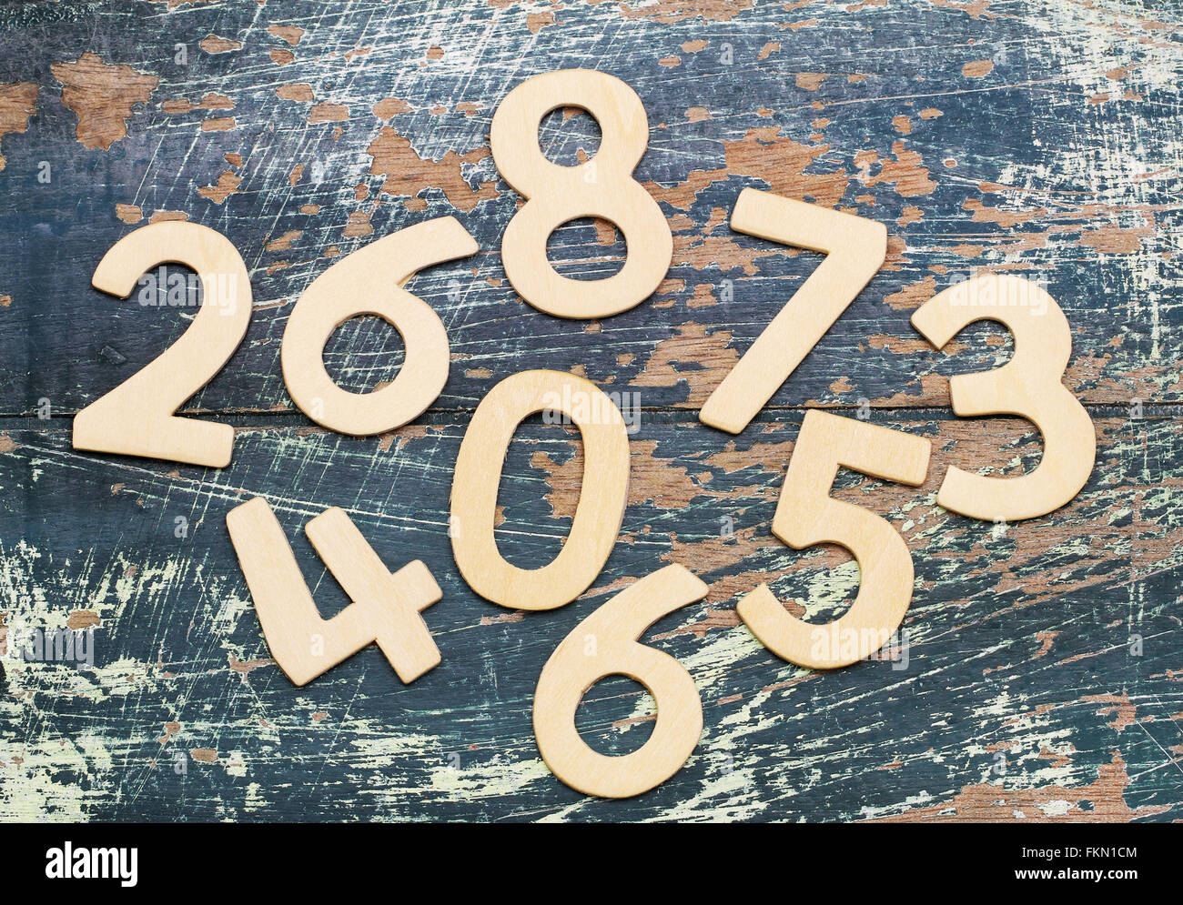 Numeri in legno sparsi sulla superficie rustico Foto Stock