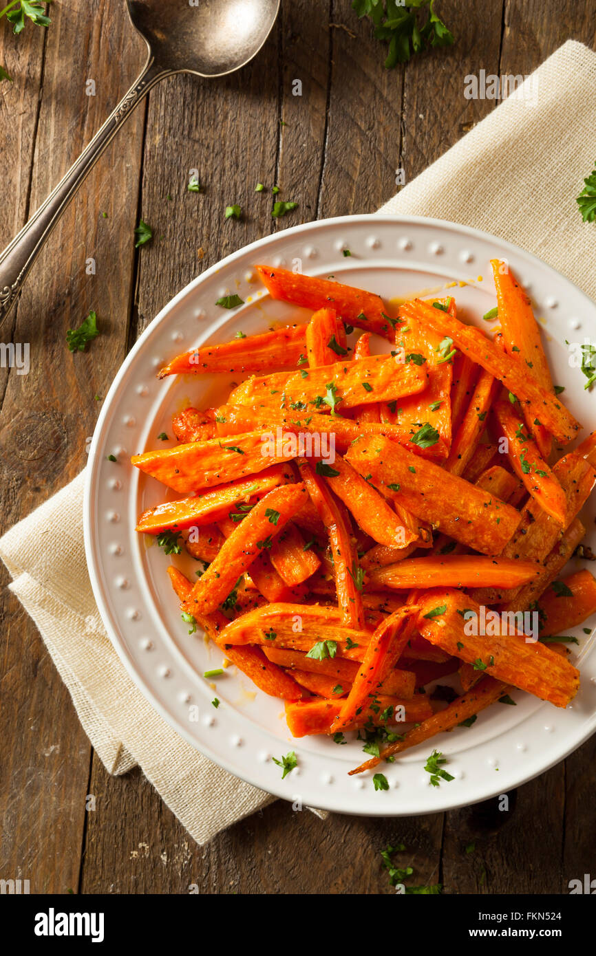 In casa sani carote arrosto pronto a mangiare Foto Stock