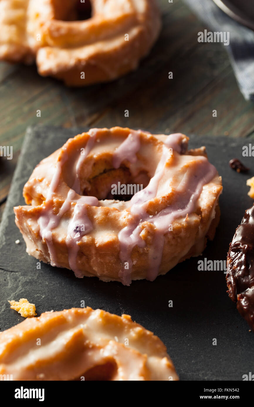 In casa di vecchio stile ciambelle con cioccolato e smalto Foto Stock