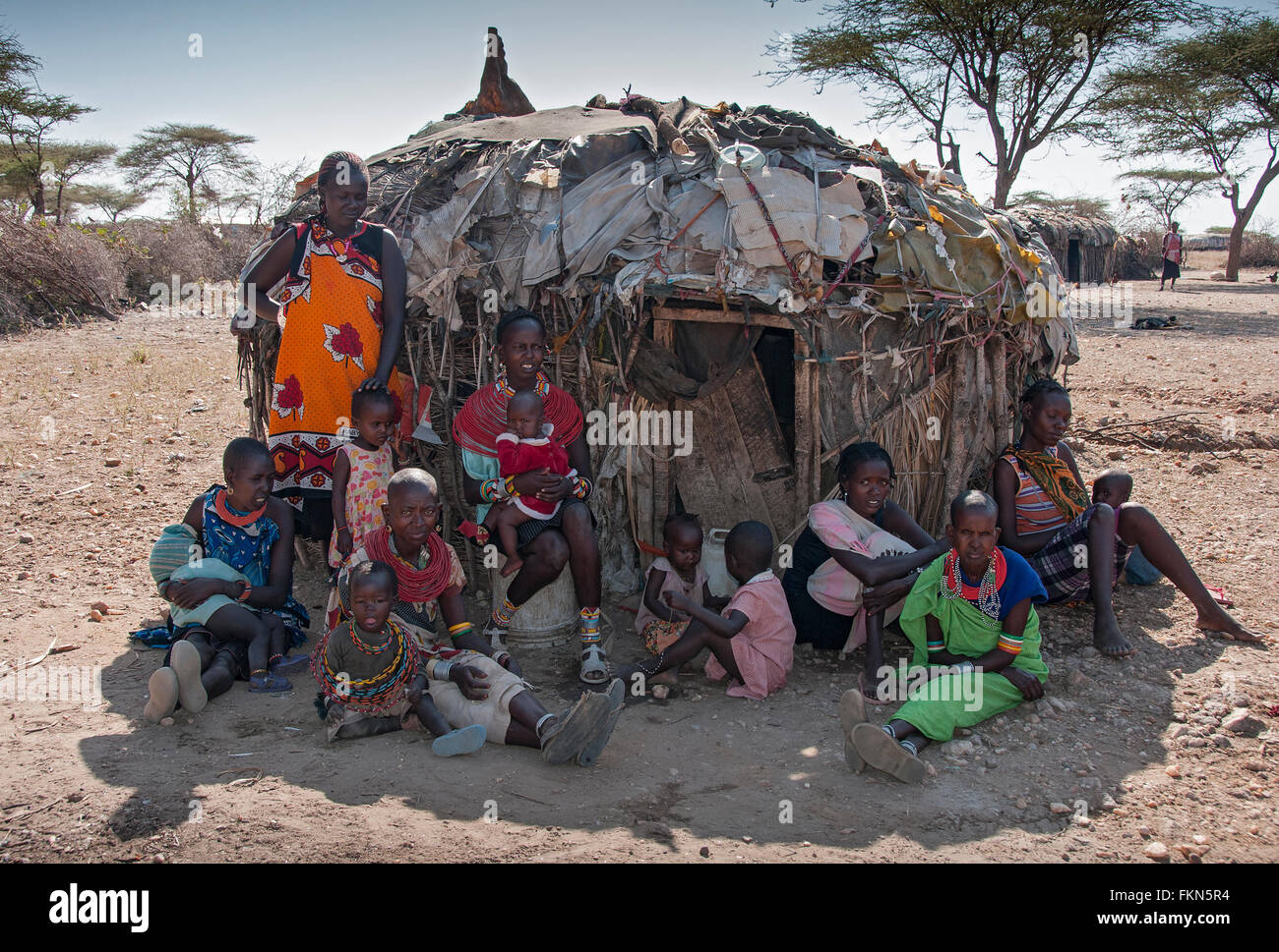 Samburu Le donne e i bambini al di fuori di una tradizionale casa Samburu, Samburu riserva nazionale, Kenya, Africa orientale Foto Stock