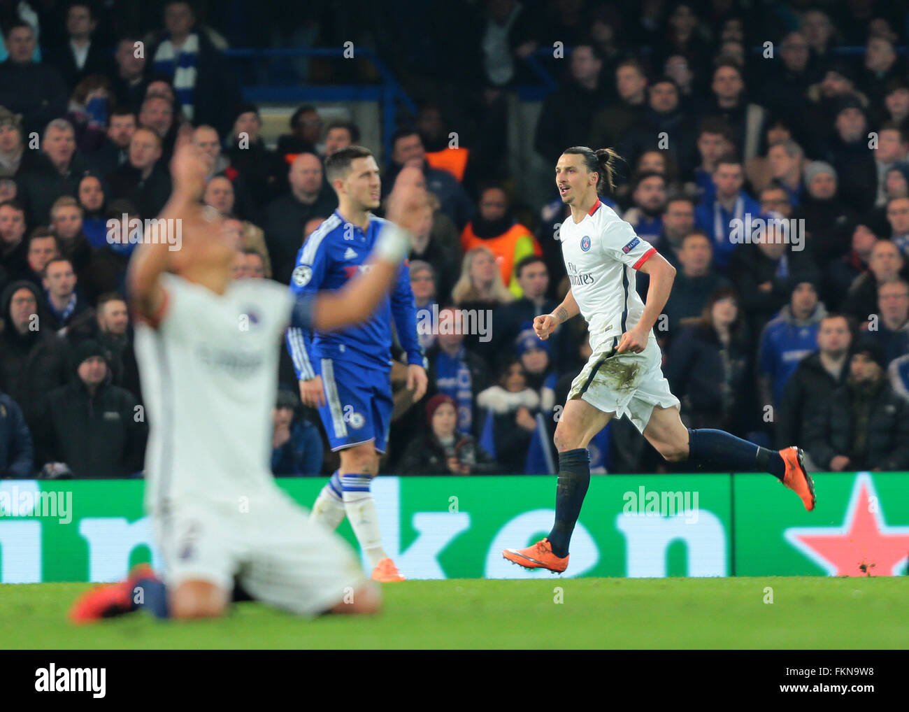 Stamford Bridge, Londra, Regno Unito. 09Mar, 2016. Champions League. Chelsea versus Paris Saint Germain. Paris St Germain avanti Zlatan Ibrahimović celebra il suo obiettivo, rendendo 2-1 per PSG, come compagno di squadra Thiago Silva si inginocchia e punti per il cielo Credito: Azione Sport Plus/Alamy Live News Foto Stock