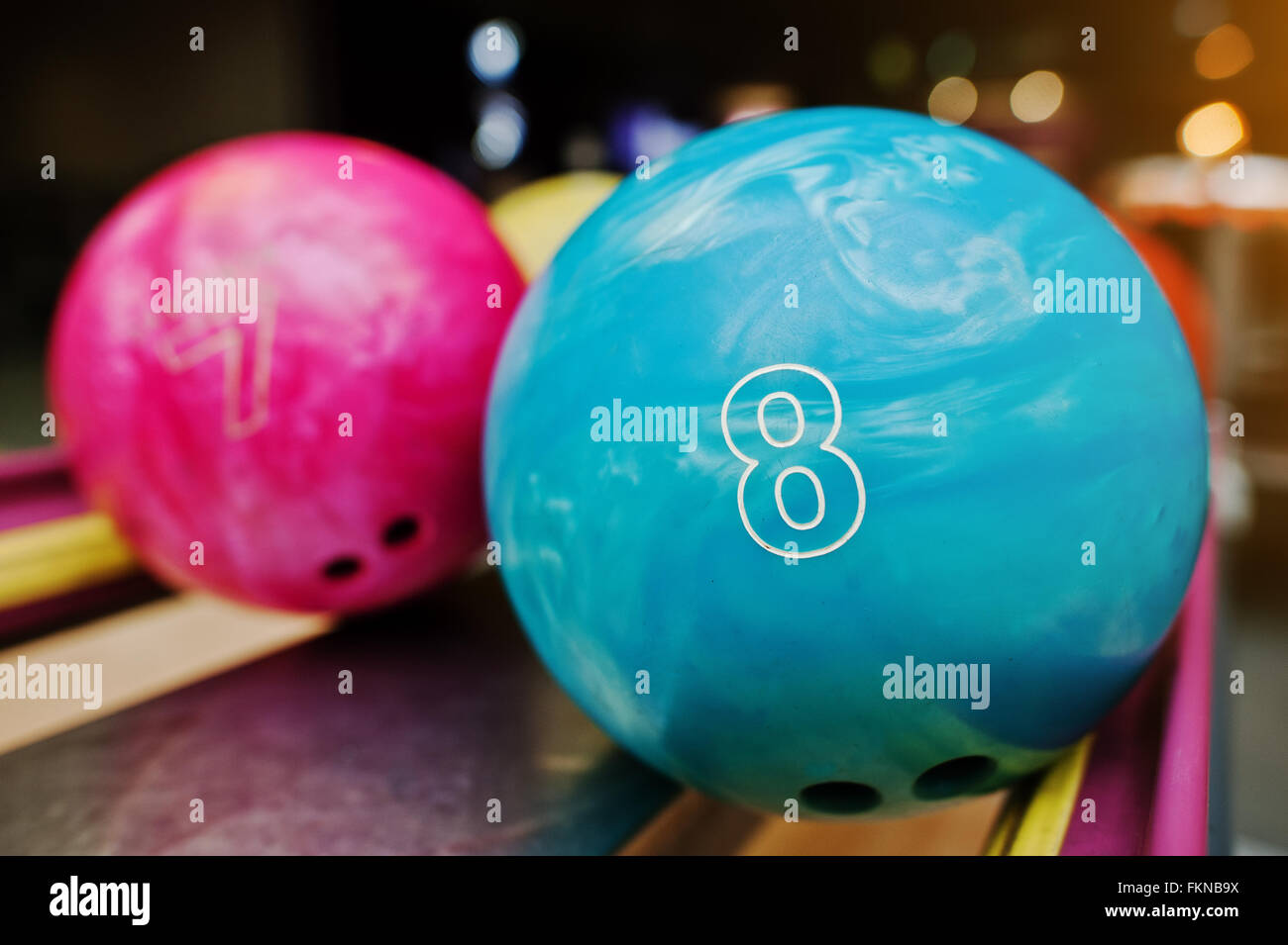 Colorato due palle da bowling di numero 8 e 7. Kids palla per bowling Foto  stock - Alamy