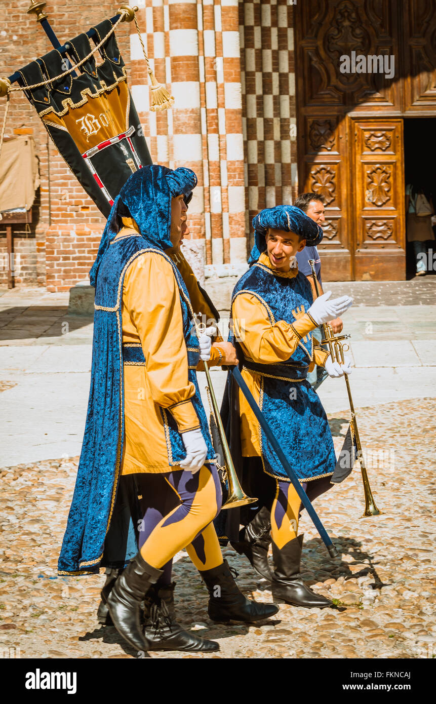 Asti, Italia - 16 settembre 2012:parata di artisti di strada in costume medievale sfilano in Palio di Asti Foto Stock