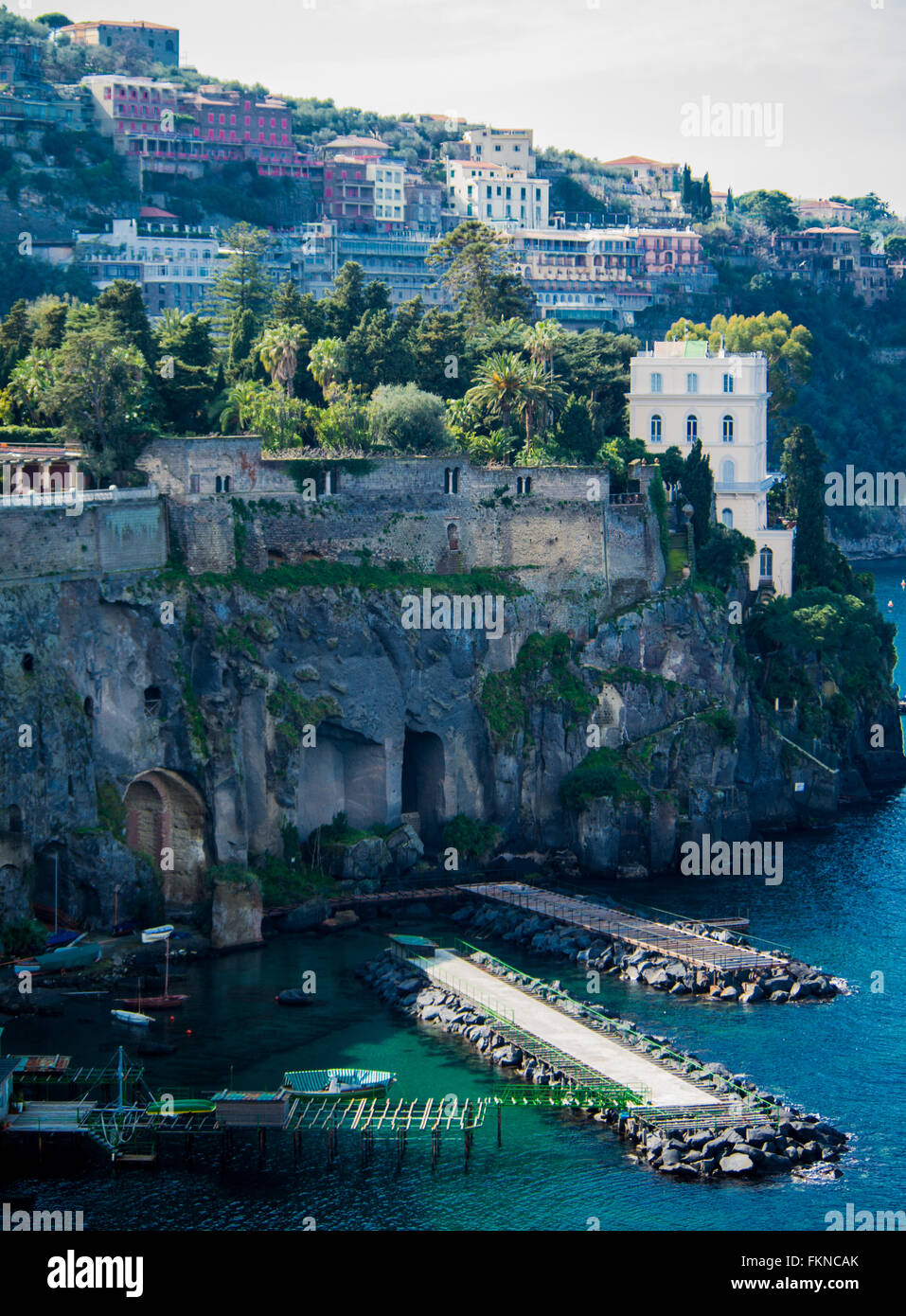 Sorrento, Napoli,Italia panorama, montagna cade sopra il mare blu Foto Stock