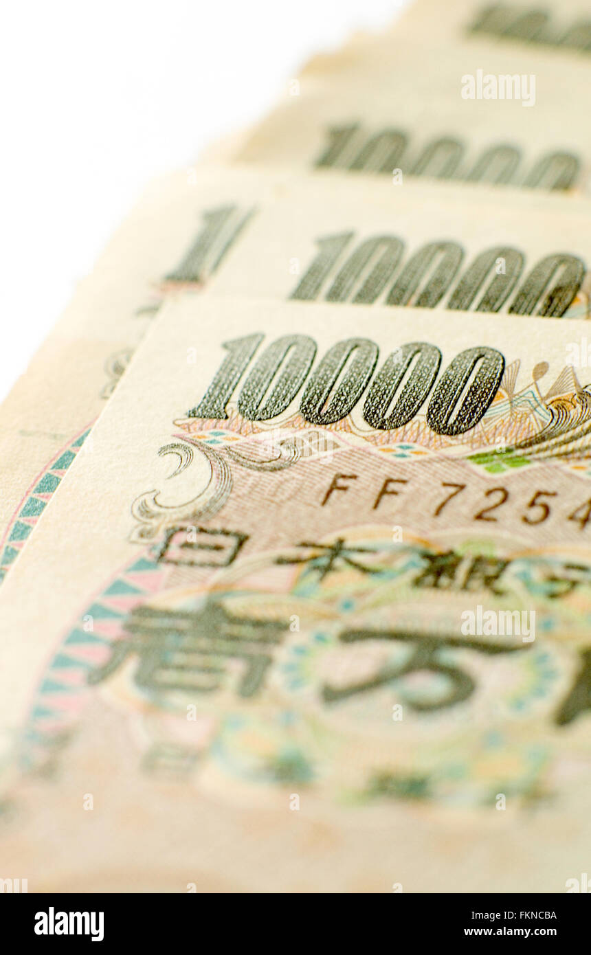 In prossimità di un palo di 10000 yen note su sfondo bianco. Foto Stock