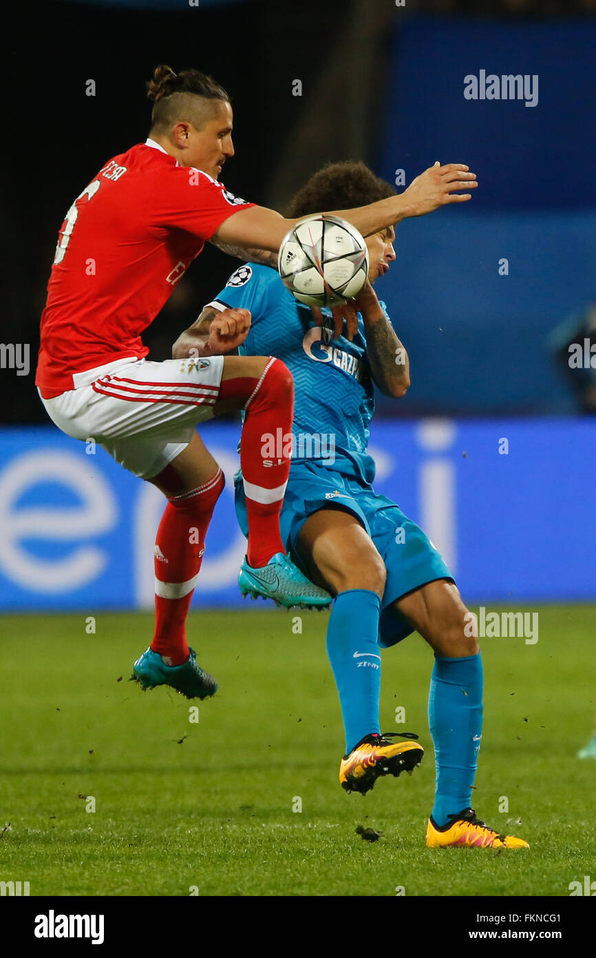 San Pietroburgo, Russia. 9 Marzo, 2016. Ljubomir Fejsa (L) di Benfica e Axel Witsel di Zenit si contendono la palla durante la UEFA Champions League Round di 16 seconda gamba match tra FC Zenit San Pietroburgo e SL Benfica al Petrovsky Stadium. Credito: Mike Kireev/Alamy Live News Foto Stock