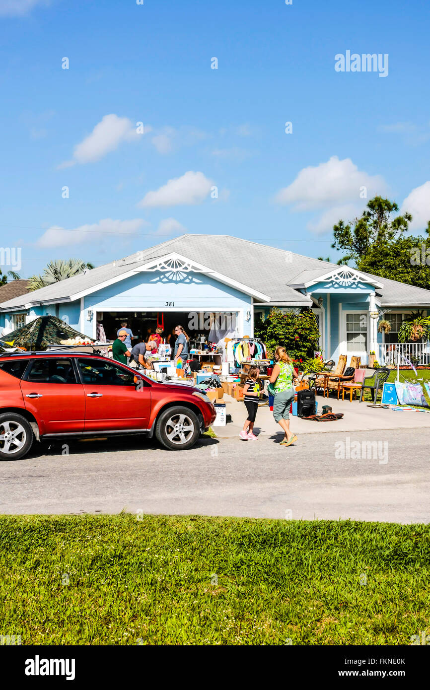 Un tipico cortile weekend la vendita o la vendita di garage presso una casa in Florida Foto Stock