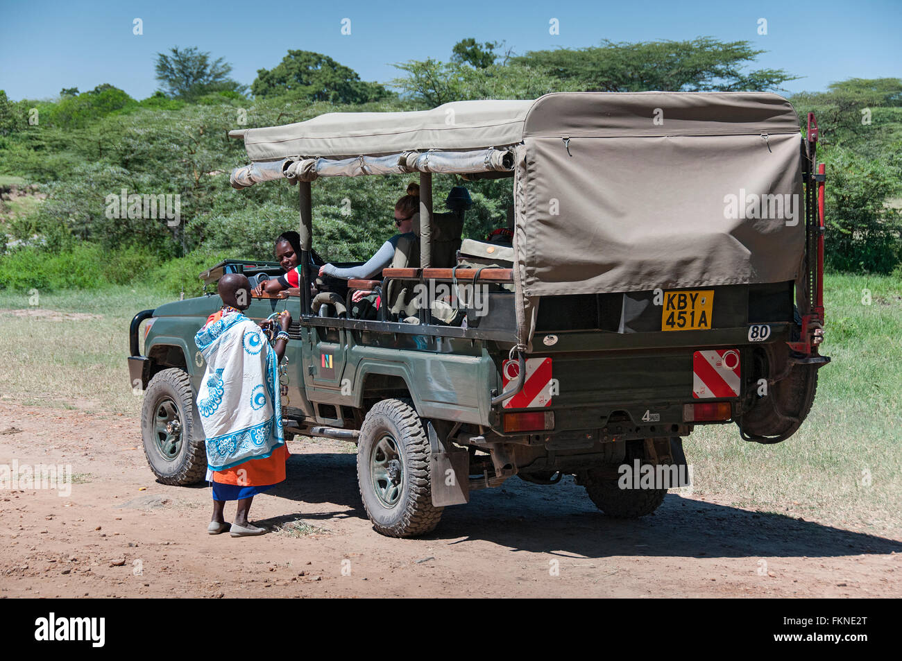 Masai donna ciondoli di vendita ai visitatori di Safari, Masek Gate, Masai Mara riserva nazionale, Kenya, Africa orientale Foto Stock