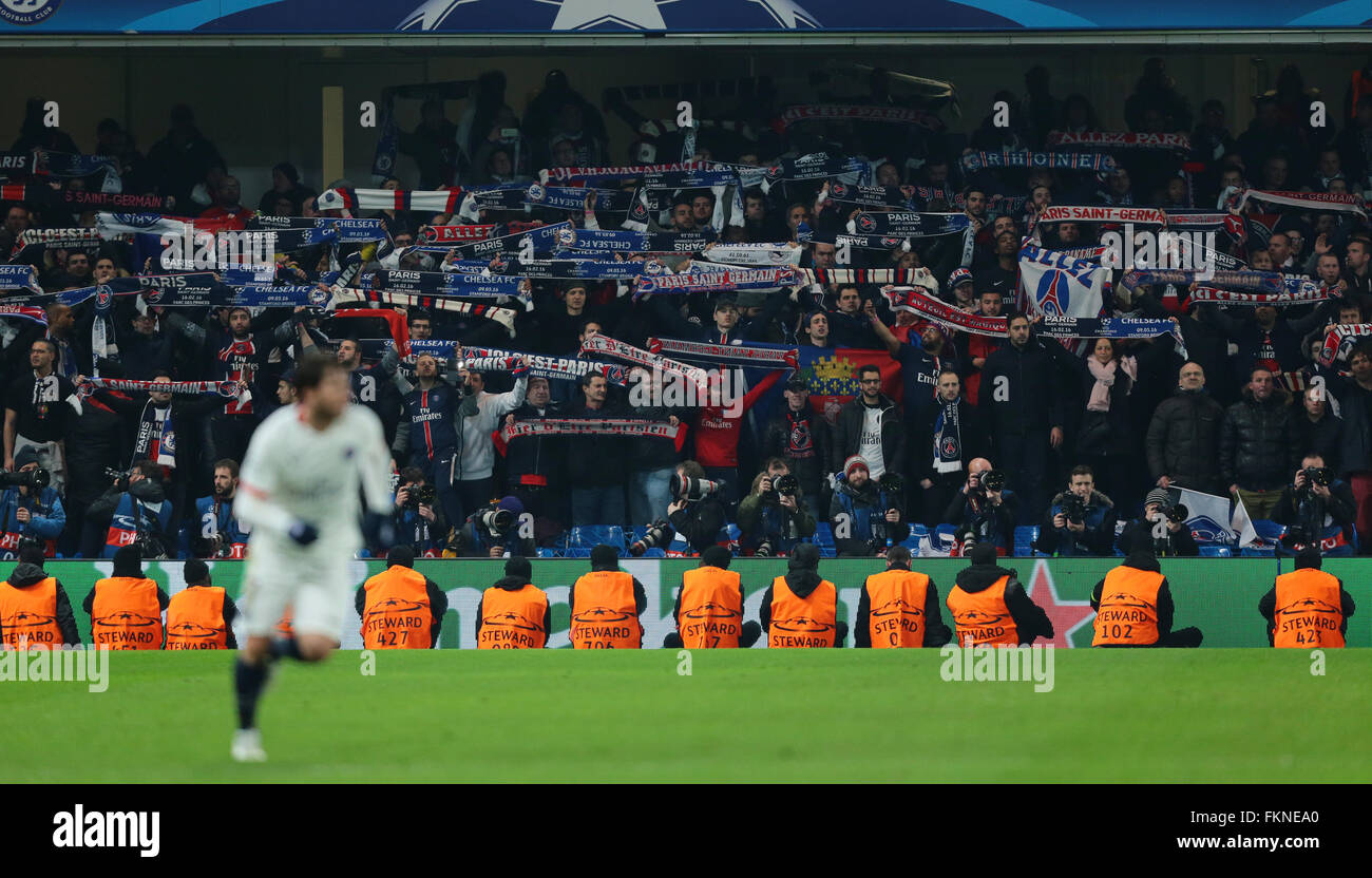 Stamford Bridge, Londra, Regno Unito. 09Mar, 2016. Champions League. Chelsea versus Paris Saint Germain. PSG fans hold up team sciarpe in festa come tempo pieno credito approcci: Azione Plus sport/Alamy Live News Foto Stock