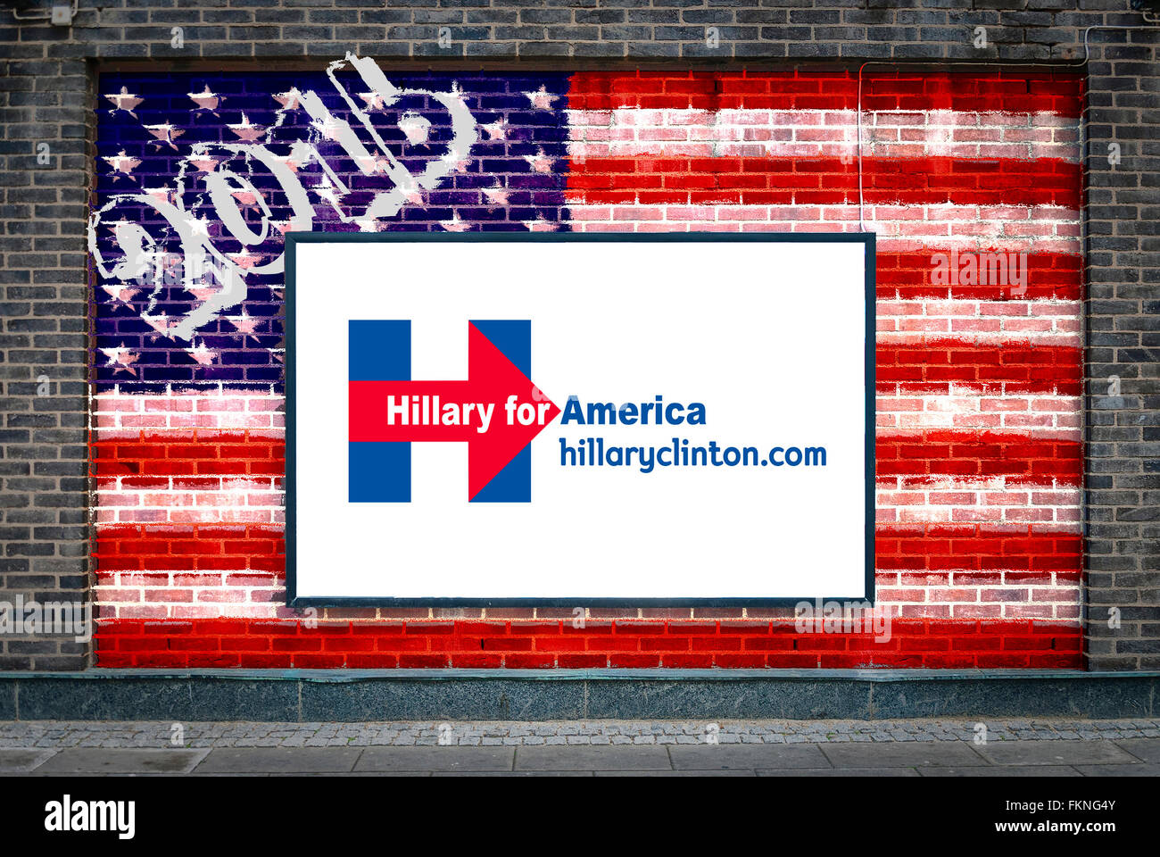 Hillary Clinton 2016 campagna presidenziale poster su un cartellone con bandiera americana painte Foto Stock