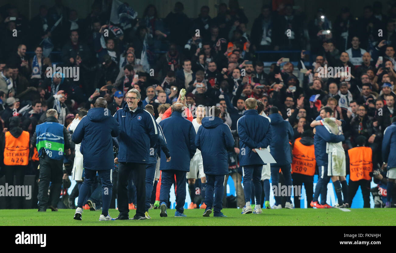 Stamford Bridge, Londra, Regno Unito. 09Mar, 2016. Champions League. Chelsea versus Paris Saint Germain. Giubilanti scene a tempo pieno come Paris St Germain Manager Laurent Blanc si congratula con alcuni dei suoi giocatori mentre il resto del team PSG celebrare con i loro fan Credito: Azione Sport Plus/Alamy Live News Foto Stock