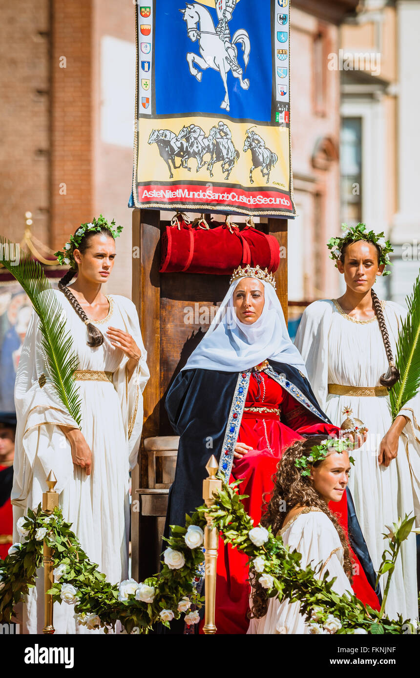 Asti, Italia - 16 Settembre 2012: Processione di artisti di strada in costume medievale sfilano in Palio di Asti.sfilata di m Foto Stock
