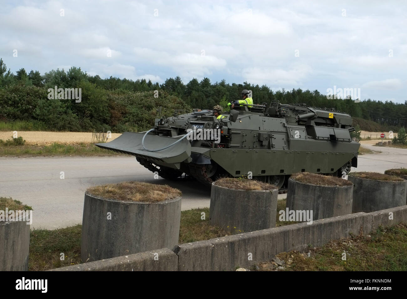 Veicolo blindato per la riparazione e il recupero (CRARRV) Challenger dell'esercito britannico presso il campo di addestramento dei carri armati di Bovingdon Dorset. 16 luglio 2016 Foto Stock