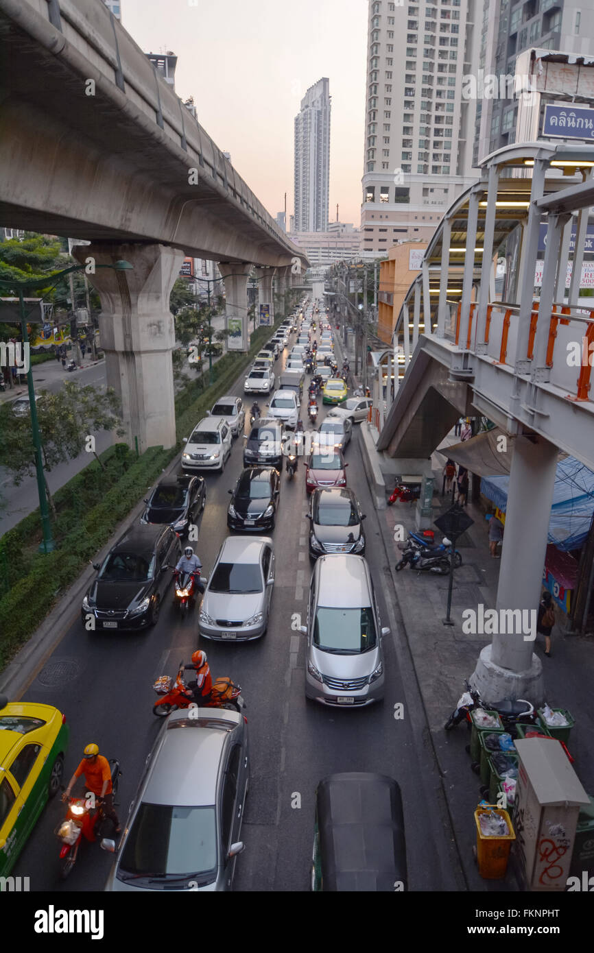 Bangkok, Tailandia - 3 Gennaio 2016: Sukhumvit Road vista del traffico occupato da thong Lo BTS sky train station Foto Stock