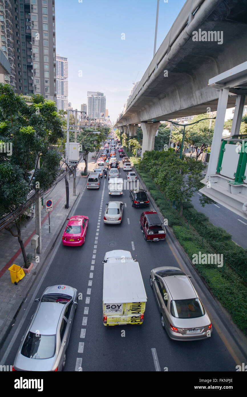 Bangkok Sukhumvit Road, Tailandia - 4 Gennaio 2016: Sukhumvit Road, vista del traffico occupato dal Siam BTS sky train station, vicino Foto Stock