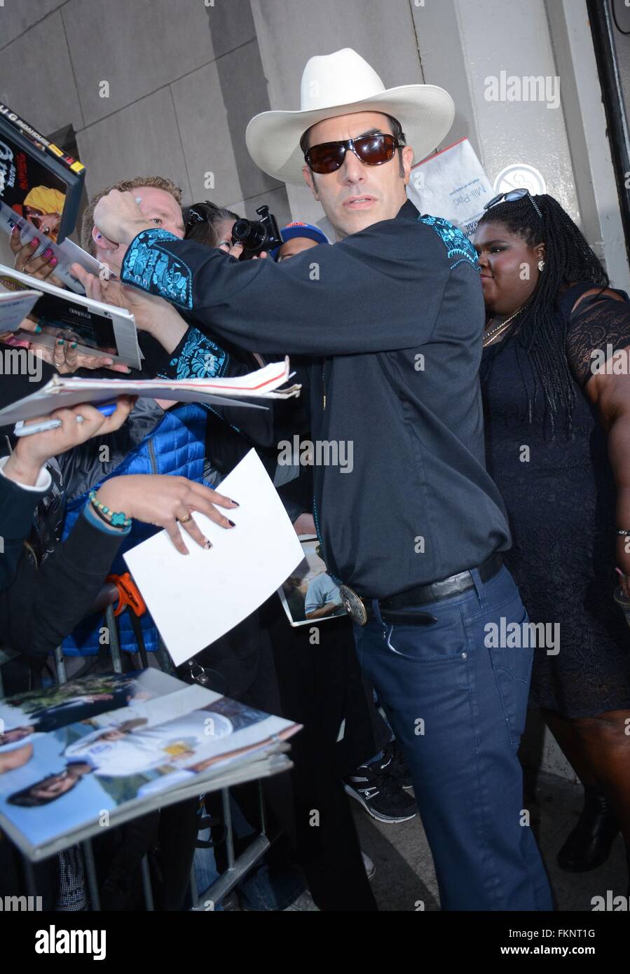 New York, NY, STATI UNITI D'AMERICA. 9 Mar, 2016. Sacha Baron Cohen fuori e circa per celebrità Candids - MER, New York, NY, 9 marzo 2016. Credito: Derek Storm/Everett raccolta/Alamy Live News Foto Stock