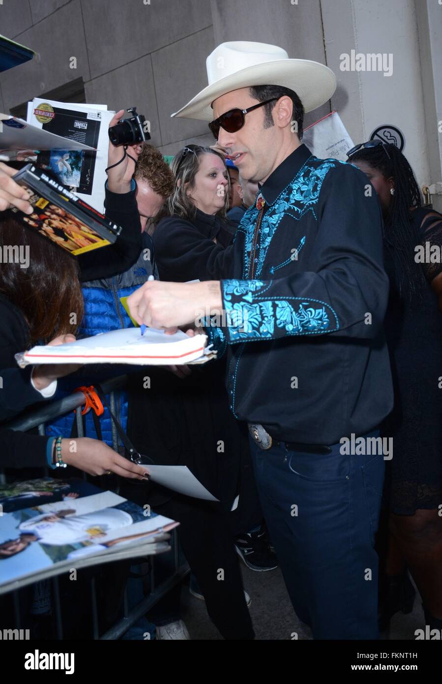 New York, NY, STATI UNITI D'AMERICA. 9 Mar, 2016. Sacha Baron Cohen fuori e circa per celebrità Candids - MER, New York, NY, 9 marzo 2016. Credito: Derek Storm/Everett raccolta/Alamy Live News Foto Stock
